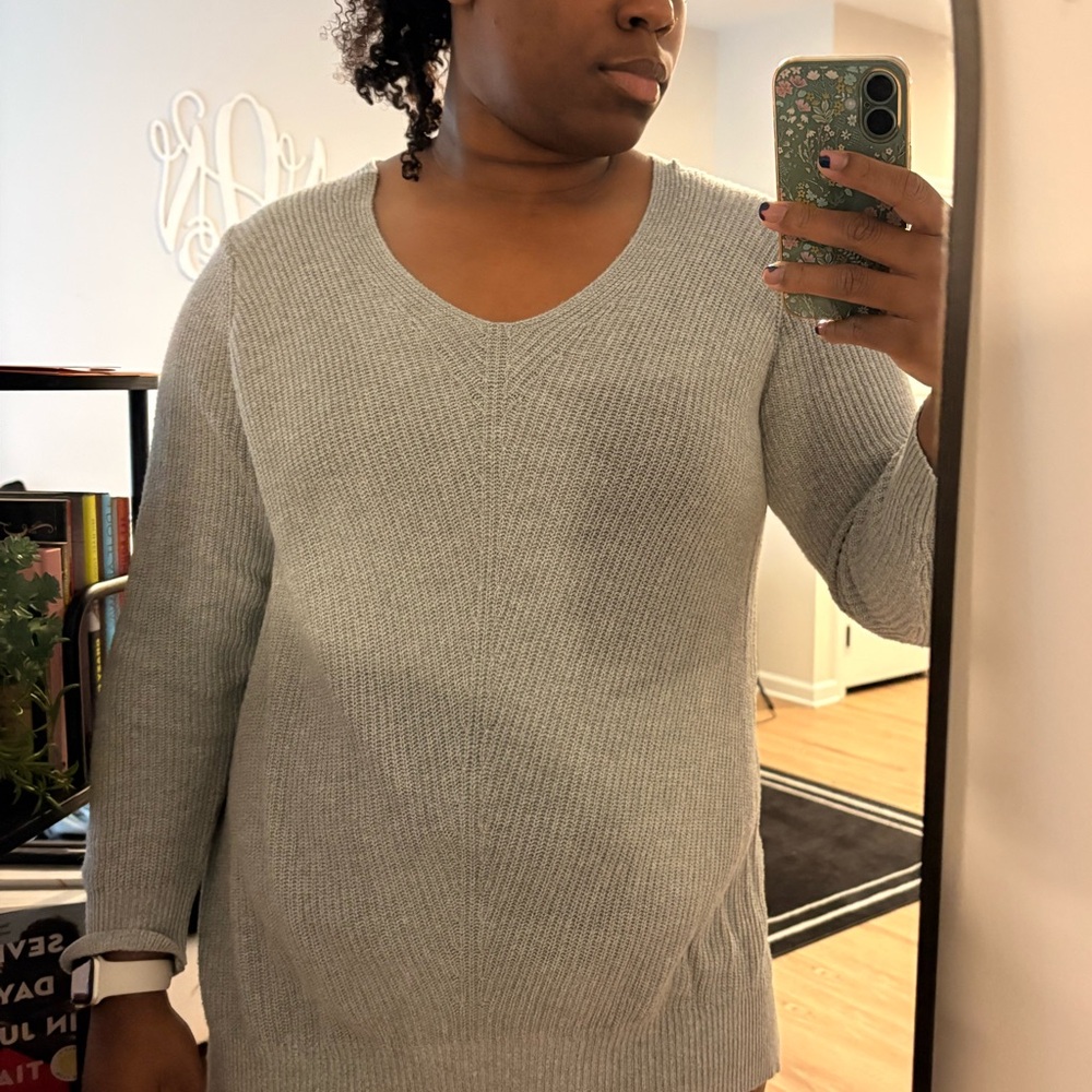 Old Navy Light Gray V-Neck Sweater